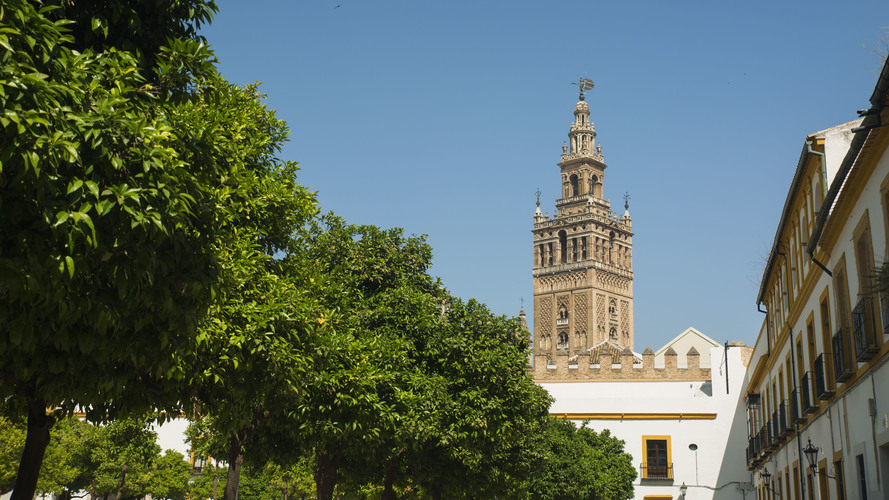 SEVILLA Patio de Banderas Giralda